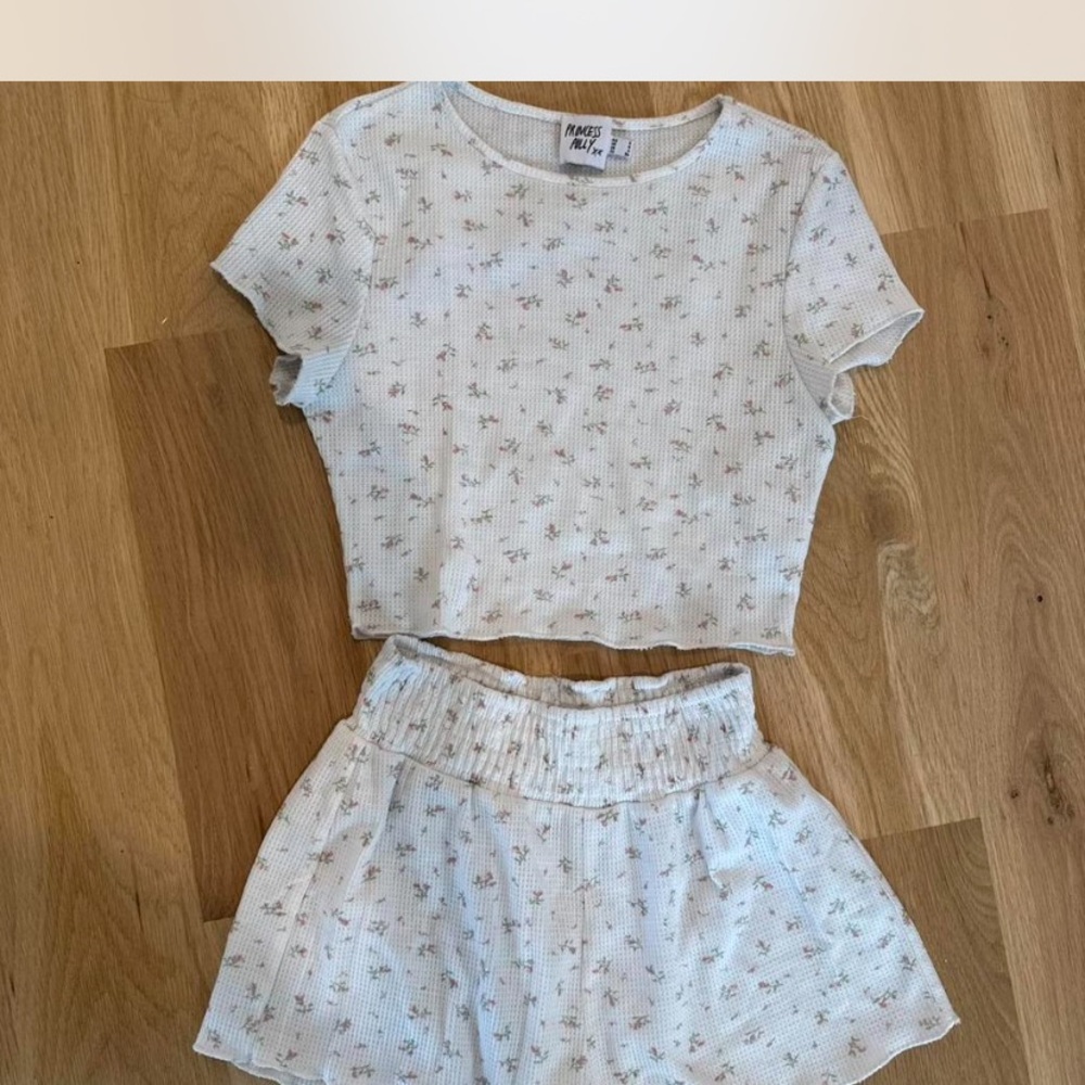 Princess Polly White Flowy Shorts and matching top!